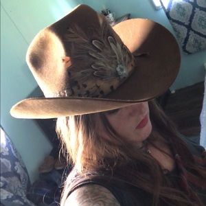 Gorgeous cowboy hat 7 1/8, agate and feather band